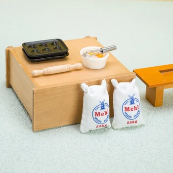 1 Комплект от кухненски подпори за печене на кукла къща, миниатюрна детска сцена с храна, Дървени skalka, Взбивалка за яйца, мляко, торби за брашно, сол, кухненски играчки