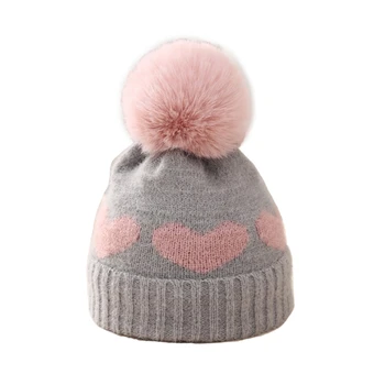 Вязаная на една кука шапчица-топката за коса, топла зимна шапка на детето с бродирани сърце
