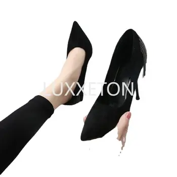 Новост 2023 г.; пролетно-есенни модни тънки обувки; Дамски пикантни обувки на висок ток с пискюли-веригата и остри пръсти; нескользящие черни офис обувки
